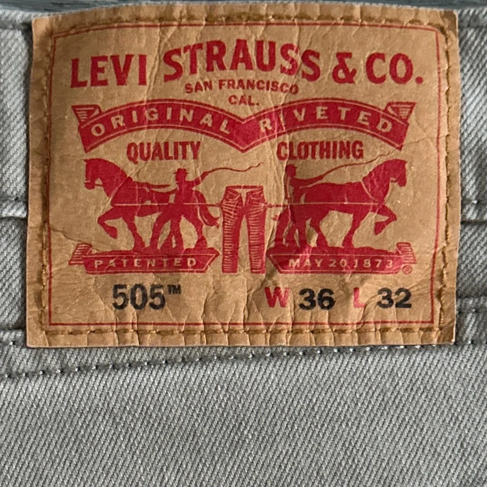 Men’s Levi’s 505 Regular Fit Khaki Jeans Stretch Waist 36” x 32”. Brand New!